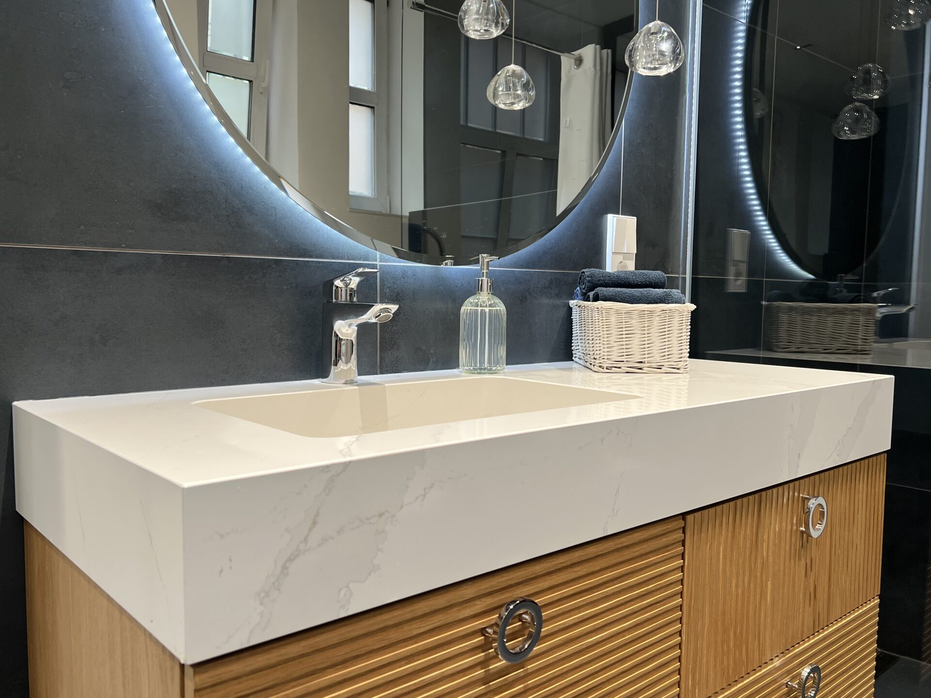 Akmens virsma ar izlietni