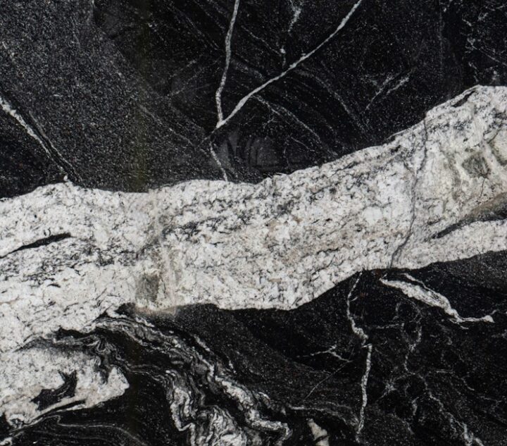 Dabiska akmens virsma interjera dizaina